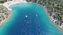 صورة جوية لمزرعة سمك في البحرقبالة سواحل جزيرة بوروس اليونانية
