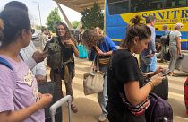 رعايا فرنيسون ينتظرون إجلاءهم من النيجر في مطار العاصمة نيامي