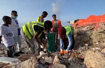الشباب يقومون بتنظيف الشاطئ في الصومال