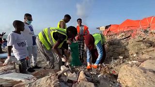 الشباب يقومون بتنظيف الشاطئ في الصومال 