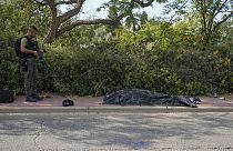 Ισραηλινός στρατιώτης δίπλα στη σορό του Παλαιστινίου