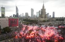 La gente enciende bengalas en Varsovia en la conmemoración del 79 aniversario del inicio del Levantamiento civil, el 1 de agosto de 2023.