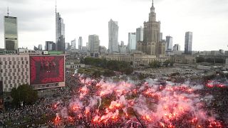 La gente enciende bengalas en Varsovia en la conmemoración del 79 aniversario del inicio del Levantamiento civil, el 1 de agosto de 2023.
