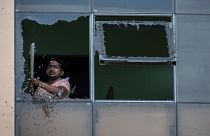 عامل يزيل الزجاج المكسور من مطعم تعرض للهجوم أثناء أعمال الشغب الطائفي بين عندوس ومسلمين في منطقة نوح الهندية