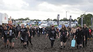 Heavy Metal Fans im Matsch beim Festival in Wacken