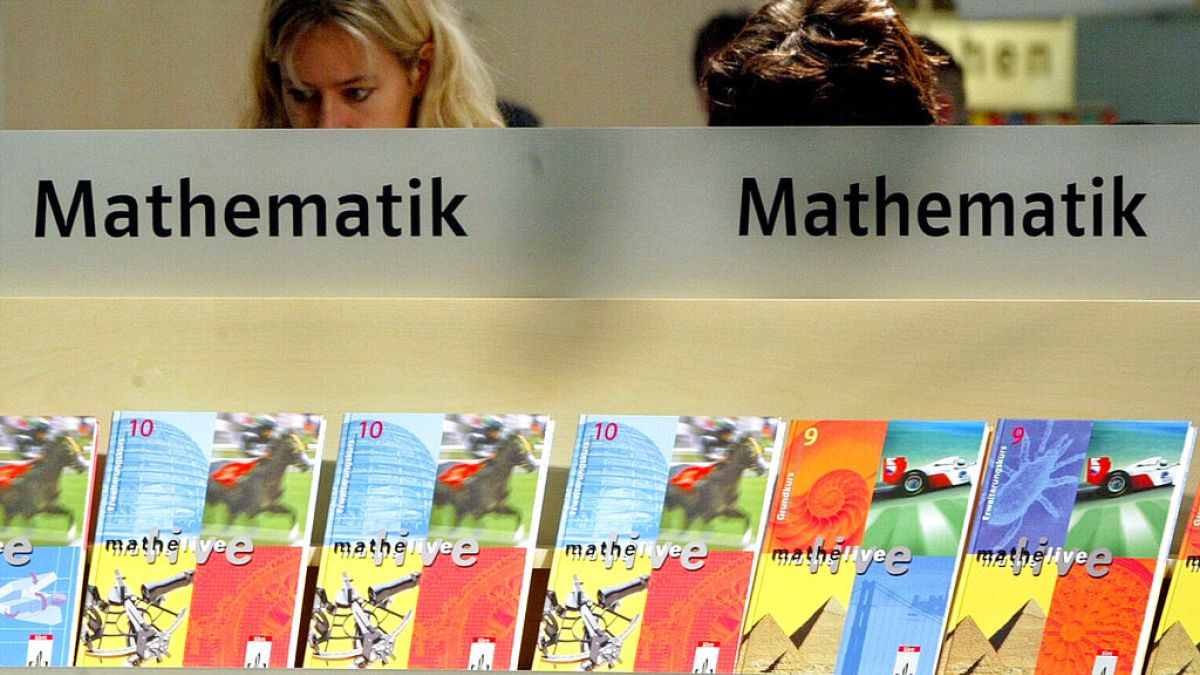 Los libros de matemáticas se exhiben en la feria educativa Didacta de Colonia, la más grande de su tipo en Europa