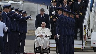 Ferenc pápa a lisszaboni repülőtéren