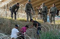 سربازان آمریکایی در تگزاس به مهاجر غیرقانونی در مرز مکزیک کمک می‌کنند
