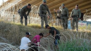 سربازان آمریکایی در تگزاس به مهاجر غیرقانونی در مرز مکزیک کمک می‌کنند