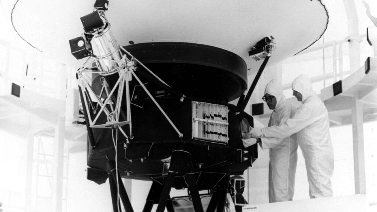 Sonda espacial Voyager 2 antes de ser enviada para o espaço, em agosto de 1977.