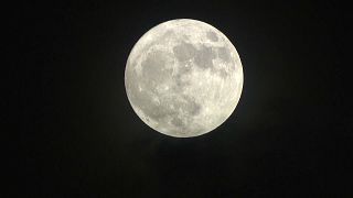 القمر العملاق في سماء هونغ كونغ، 1 أغسطس 2023