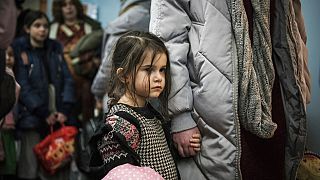 أطفال من دار للأيتام في أوديسا، أوكرانيا، ينتظرون تخصيص غرف لهم بعد وصولهم إلى فندق في برلين، الجمعة 4 مارس 2022.