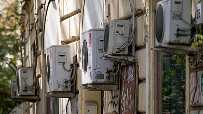 Des unités extérieures de climatisation sont visibles sur le mur d'un bâtiment à Rome.
