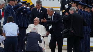Le pape François accueilli par le président portugais Marcelo Rebelo de Sousa, à droite, à son arrivée à la base aérienne Figo Maduro de Lisbonne, le mercredi 2 août 2023.