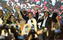 El candidato presidencial Gustavo Petro, en el centro, saluda a sus seguidores junto a su hijo Nicolás Petro Burgos, a la derecha, en la noche electoral en Bogotá, Colombia.