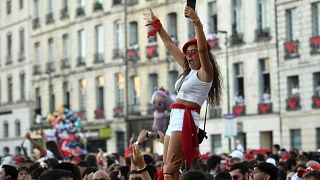 يتجمع الناس أمام دار البلدية خلال حفل افتتاح مهرجان بايون الـ 91 جنوب غرب فرنسا ، في 26 يوليو 2023.
