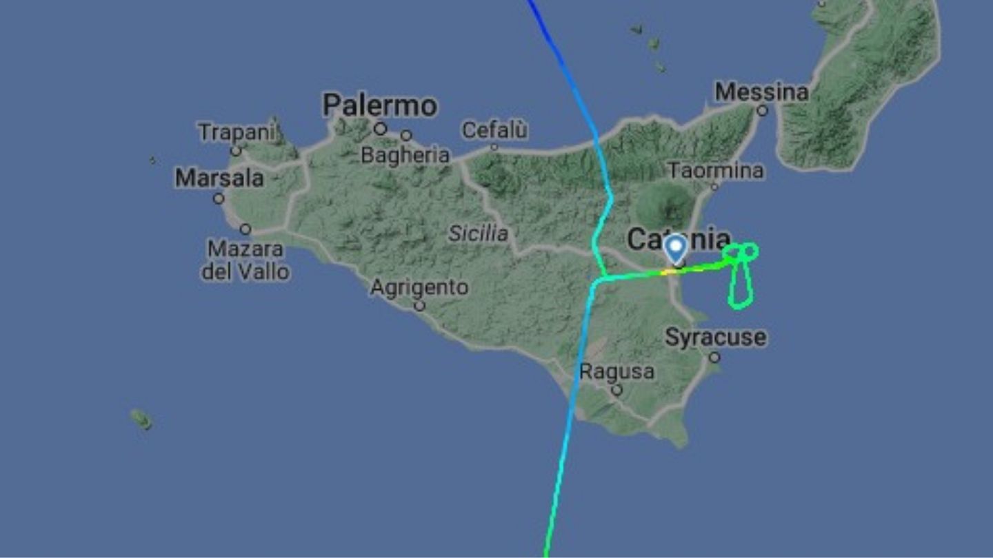 Pilot draws 24-kilometre-long penis in the sky after being diverted from  Catania airport | Euronews