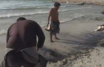Pescadores locales limpian la playa de Lerma, en el Golfo de México.