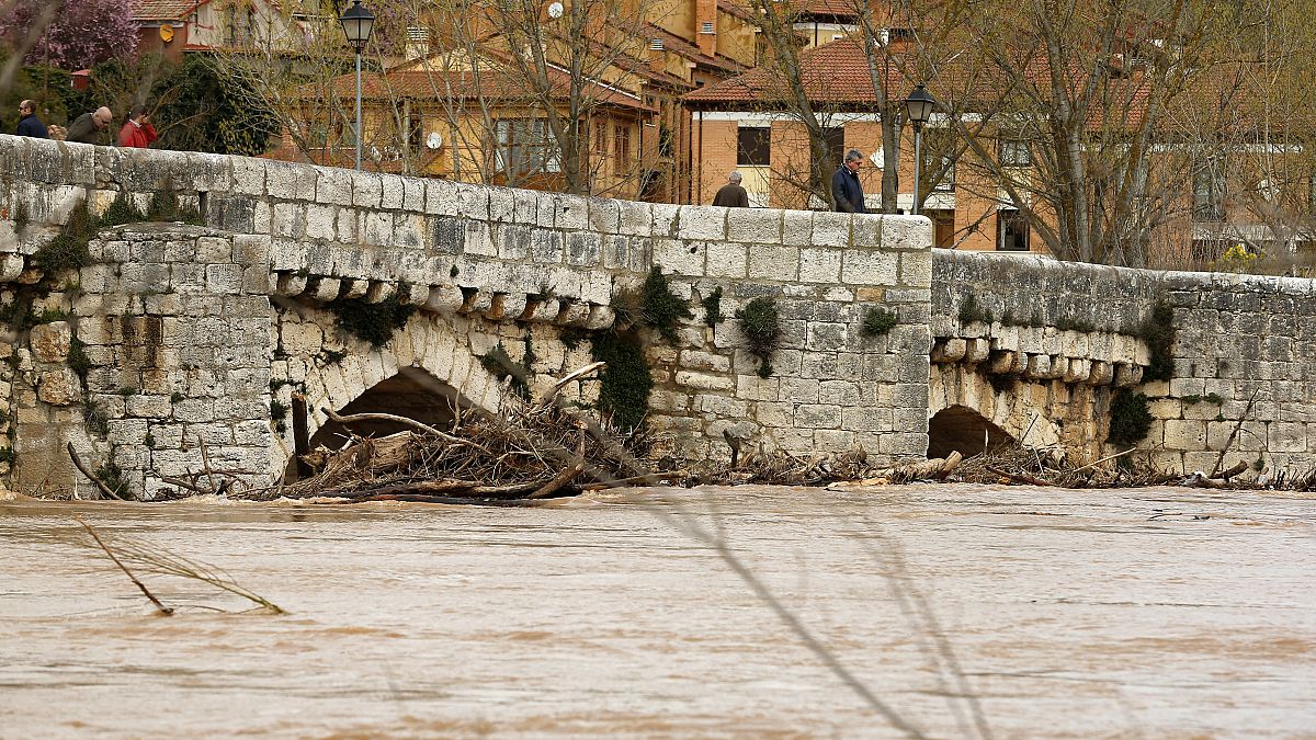 جسر من العصور الوسطى فوق نهر بيسويرغا في سيمانكاس، مقاطعة بلد الوليد، إسبانيا، 1 أبريل 2013