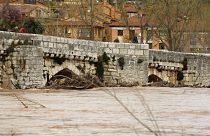 جسر من العصور الوسطى فوق نهر بيسويرغا في سيمانكاس، مقاطعة بلد الوليد، إسبانيا، 1 أبريل 2013