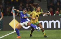 تتنافس البرازيلية ديبينها ، على اليسار ، للسيطرة على الكرة مع الجامايكا تيرني ويلتشير خلال المباراة بين جامايكا والبرازيل في ملبورن، أستراليا، الأربعاء 2 أغسطس 2023.