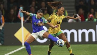تتنافس البرازيلية ديبينها ، على اليسار ، للسيطرة على الكرة مع الجامايكا تيرني ويلتشير خلال المباراة بين جامايكا والبرازيل في ملبورن، أستراليا، الأربعاء 2 أغسطس 2023.