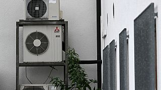 جهاز لتكييف الهواء خارج منزل في قرية البافارية، جنوب ألمانيا.
