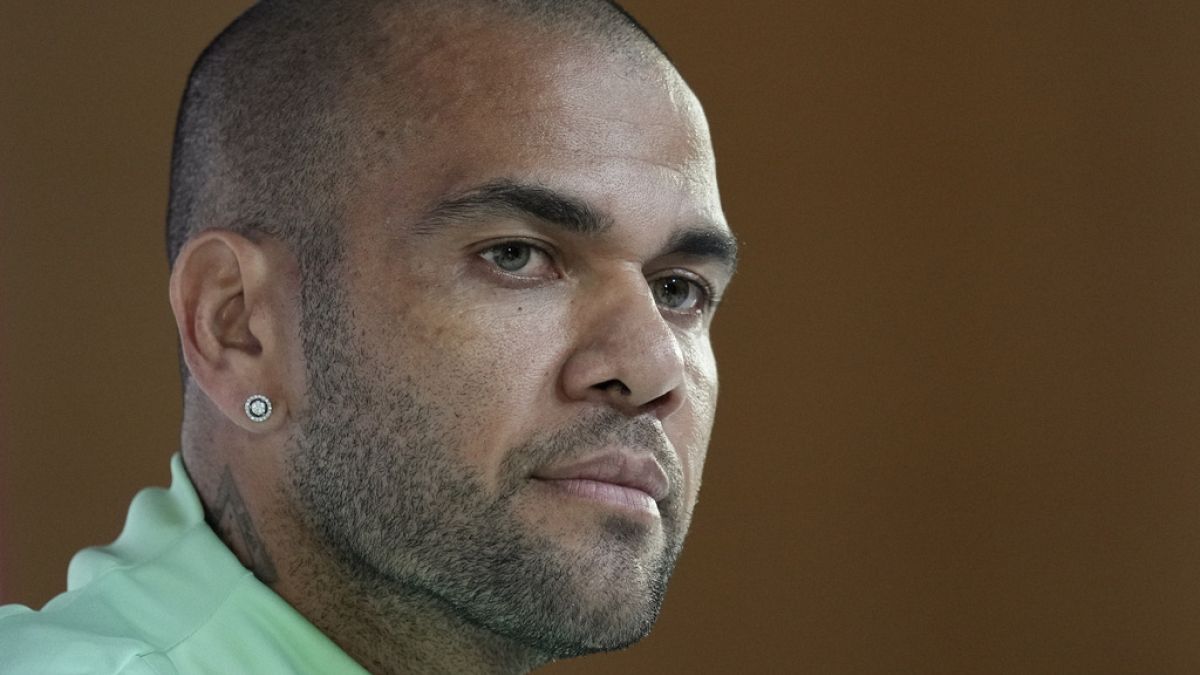 Archivo: Dani Alves escucha una pregunta durante una conferencia de prensa en la víspera del partido del grupo G de la Copa Mundial de fútbol entre Brasil y Camerún en Doha.