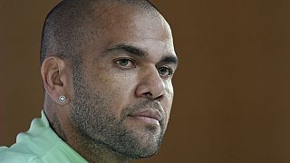 Archivo: Dani Alves escucha una pregunta durante una conferencia de prensa en la víspera del partido del grupo G de la Copa Mundial de fútbol entre Brasil y Camerún en Doha.