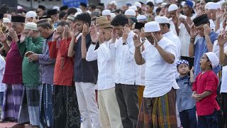 المسلمون يؤدون صلاة الصباح بمناسبة عيد الأضحى المبارك في أحد شوارع جاكرتا، إندونيسيا، الخميس 29 يونيو 2023.