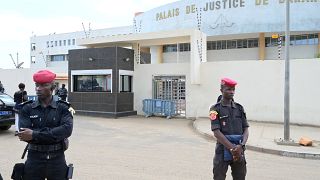عناصر من الشرطة السنغالية أمام المحكمة في داكار.