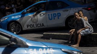 Родные жертв полицейской перестрелки у больницы в Рио-де-Жанейро