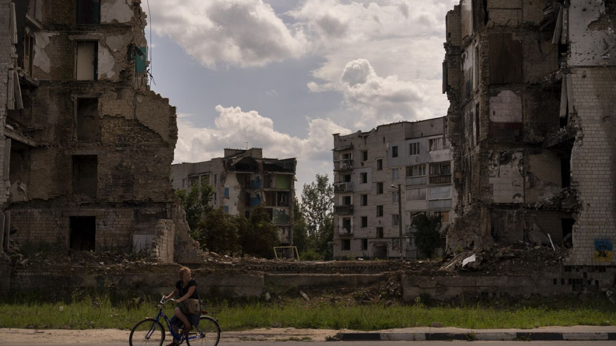 Zerstörte Gebäude in Borodjanka in der Ukraine