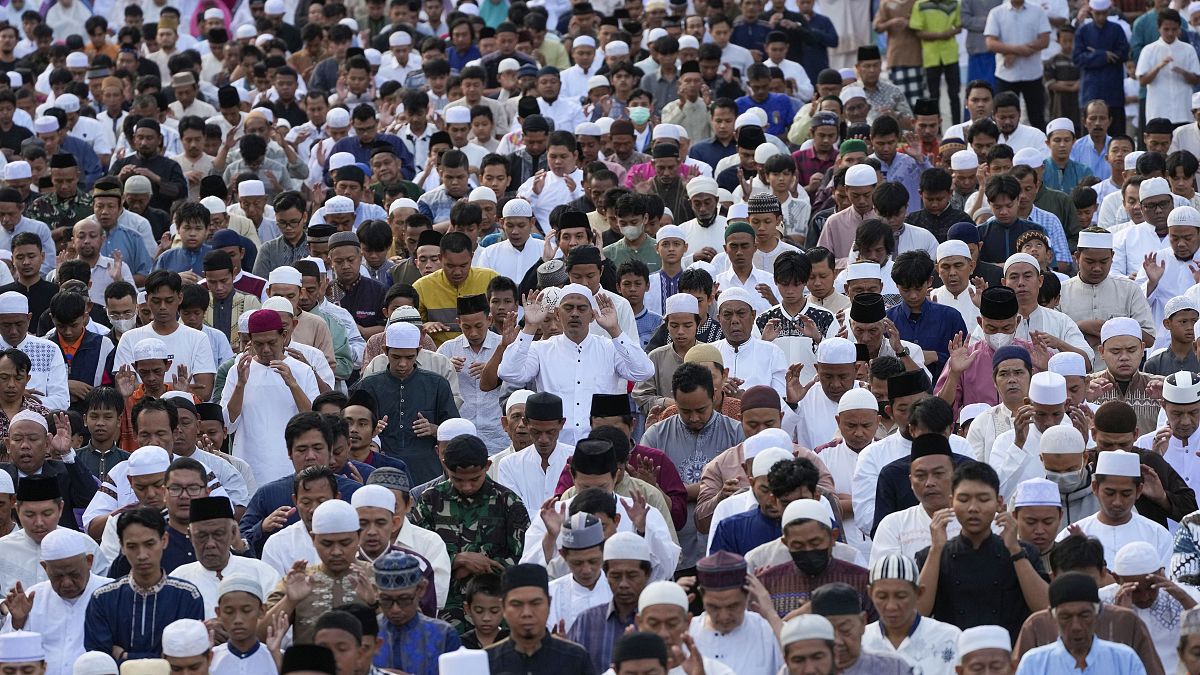 الجموع يصلون في عيد الأضحى في إندونيسيا 