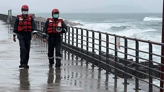 ضباط من خفر السواحل يقومون بدوريات على طول الساحل قبل وصول إعصار خانون في مدينة كيلونج الساحلية بالقرب من تايبيه في شمال تايوان