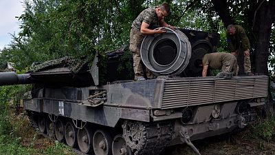 تعمیر یک تانک لئوپارد توسط نیروهای اوکراینی به تاریخ ۲۱ ژوئیه ۲۰۲۳