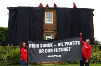 Ativistas da Greenpeace em protesto junto à mansão do primeiro-ministro do Reino Unido