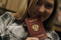 Orosz útlevelét mutatja Moldova szeparatista transzdnyeszteri régiójában egy orosz nemzetiségű nő 2008-ban