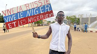 Um apoiante dos golpistas com um cartaz em que se lê: "Viva a Rússia. Viva o Níger e os nigerinos"