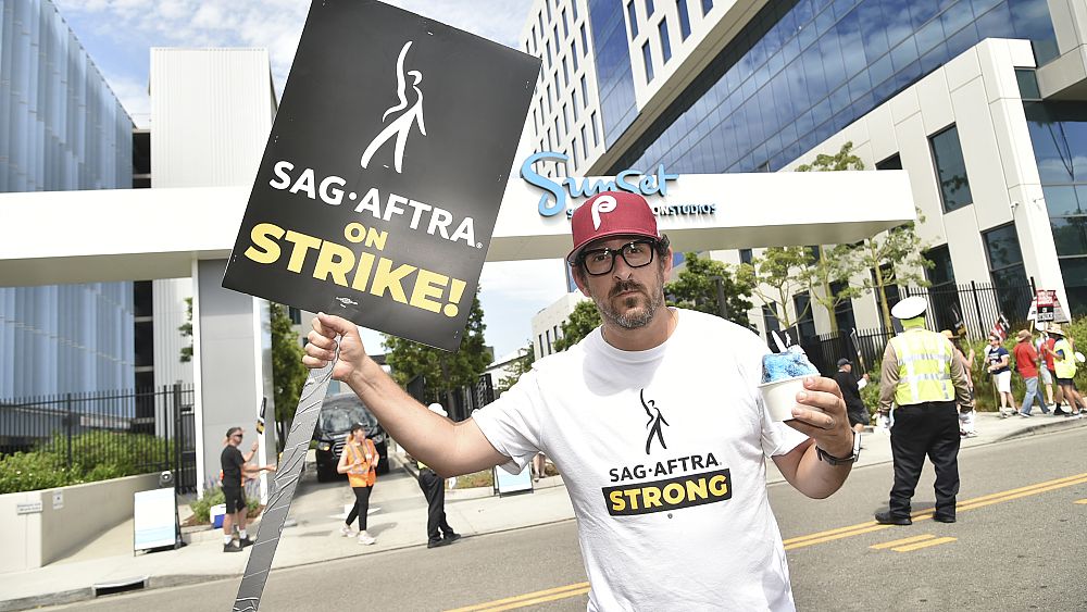 Grèves à Hollywood: les studios font les premiers pas pour négocier avec la WGA sur les grèves