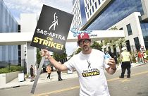 Ο ηθοποιός Άνταμ Σαπίρο σε διαδήλωση έξω από τα στούντιο του Netflix