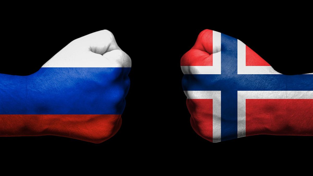 پرچم‌های نروژ و روسیه به شکل مشت‌های گره کرده