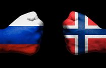 پرچم‌های نروژ و روسیه به شکل مشت‌های گره کرده