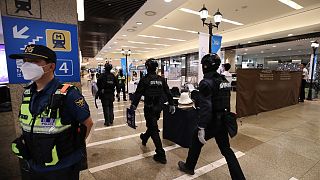 عناصر من الشرطة في موقع الطعن من محطة مترو أنفاق في سيونغنام، كوريا الجنوبية.