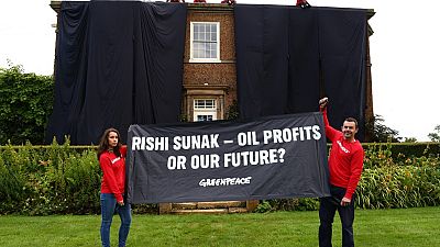 ناشطون بيئيون يغطون منزلا يملكه رئيس وزراء بريطانيا بالأسود