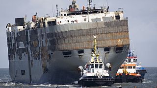 El carguero incendiado Fremantle Highway es remolcado al puerto holandés de Eemshaven
