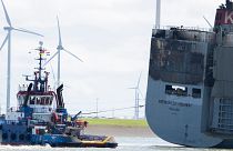 یدک کشتی طعمه حریق شده به بندری در هلند