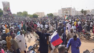 نيجيريون ، بعضهم يحمل أعلامًا روسية، يشاركون في مسيرة دعا إليها أنصار زعيم الانقلاب الجنرال عبد الرحمن تشياني في نيامي، النيجر، الأحد، 30 يوليو / تموز 2023.