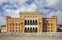 El Ayuntamiento de Sarajevo (Vijećnica) es un impresionante edificio a orillas del río que también alberga la Biblioteca Nacional.