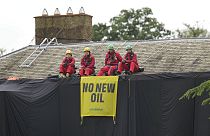 Çevre eylemcileri İngiltere Başbakanı Rishi Sunak'ın evini siyah örtülerle kaplayarak yeni petrol arama ruhsatlarına tepki gösterdi